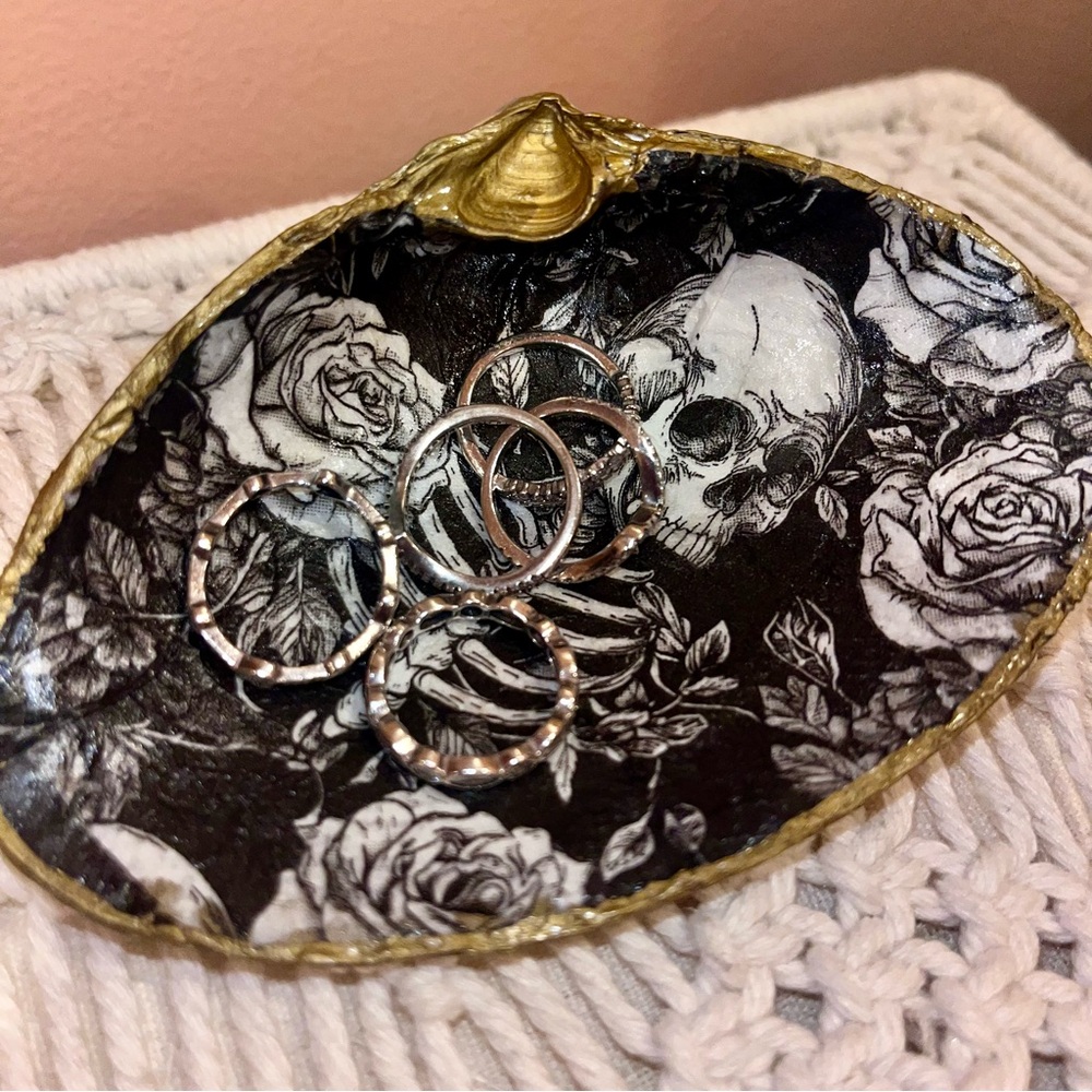 Shell Skull and Roses Trinket Dish - Picture 2 of 4